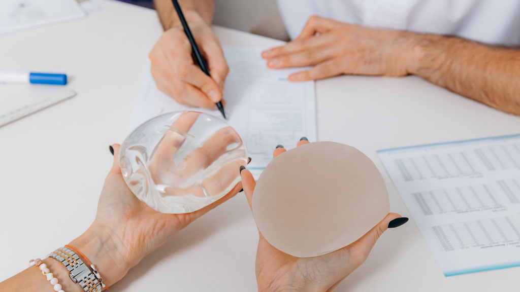 Devis médical augmentation mammaire sur bureau avec calculatrice