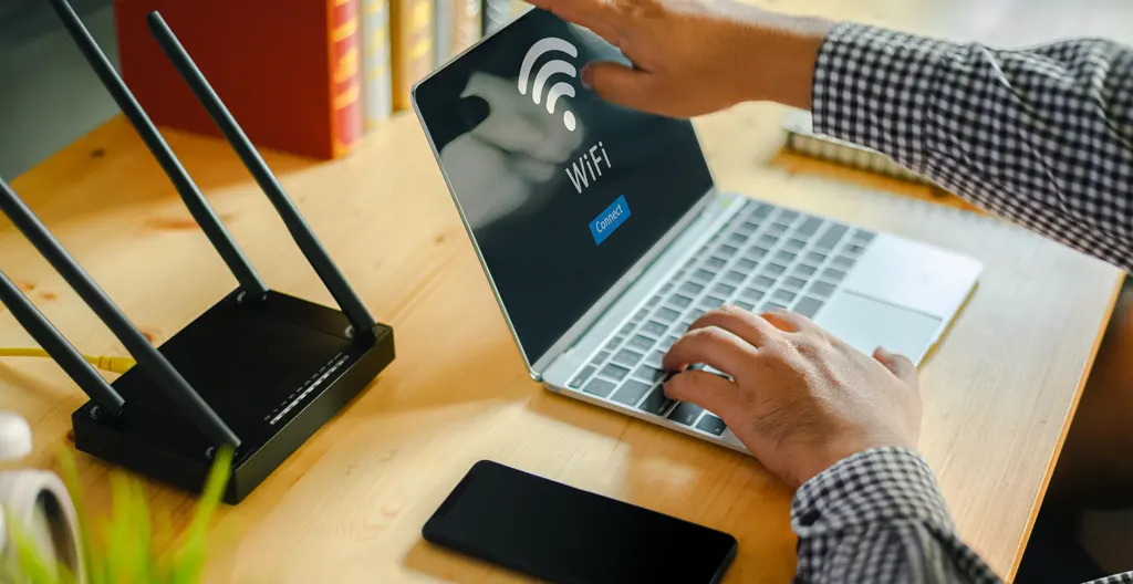 Box internet domestique avec voyants allumés dans un salon moderne français